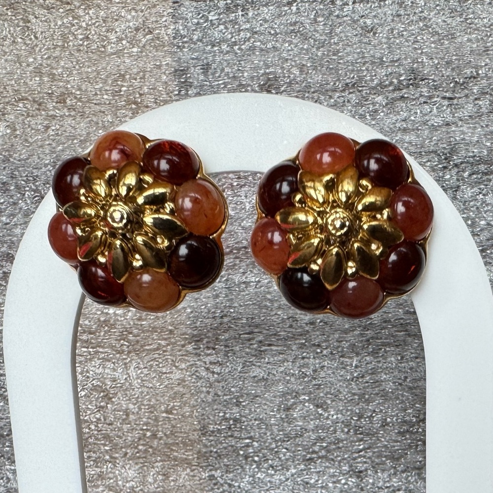 Beautiful Oscar De La Renta clip-on earrings